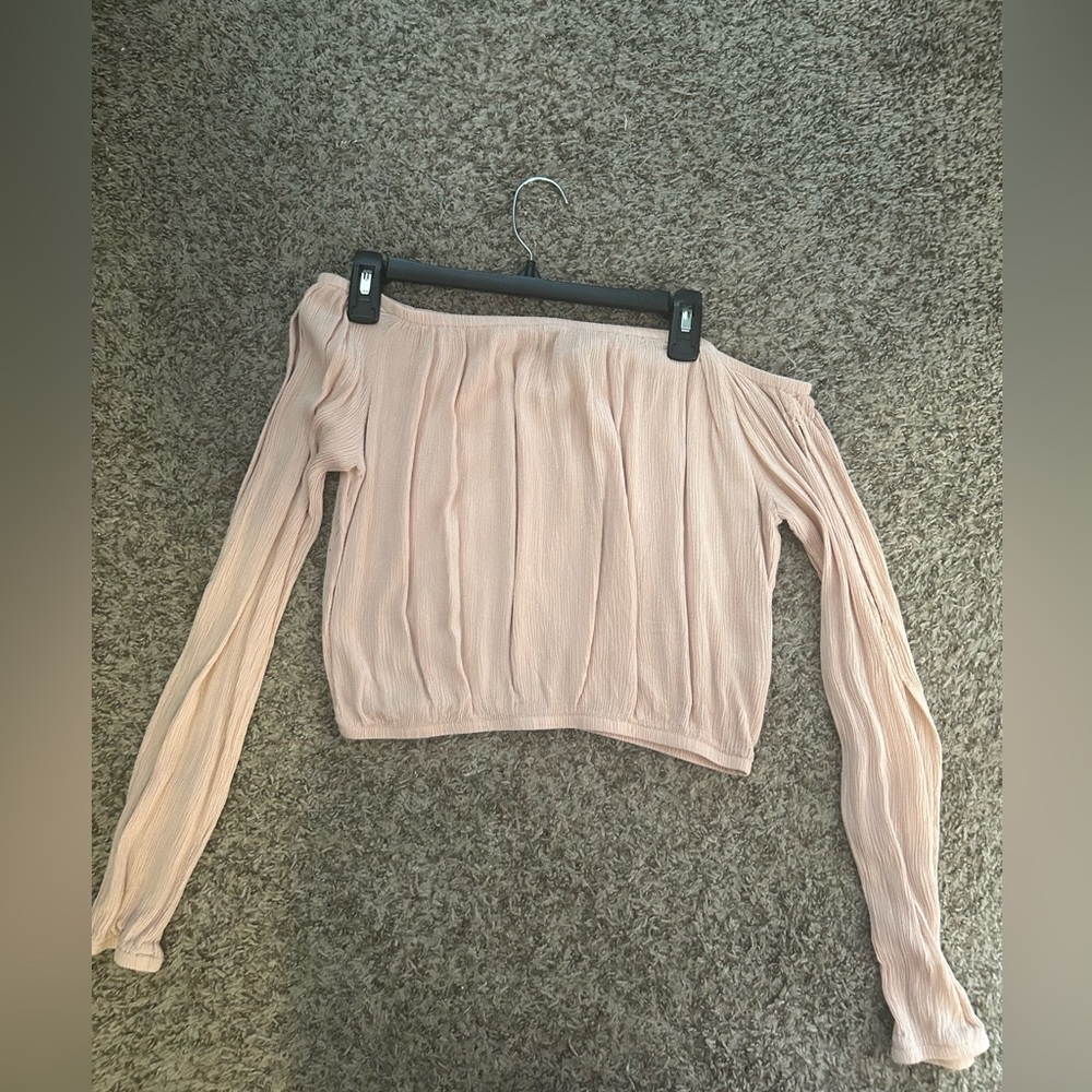 Light pink Off the shoulder top. Sleeves with slits.